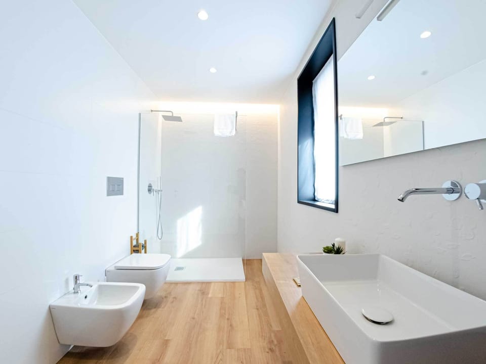 Studio Suite | Bathroom | Rainfall showerhead, hair dryer, bidet, towels