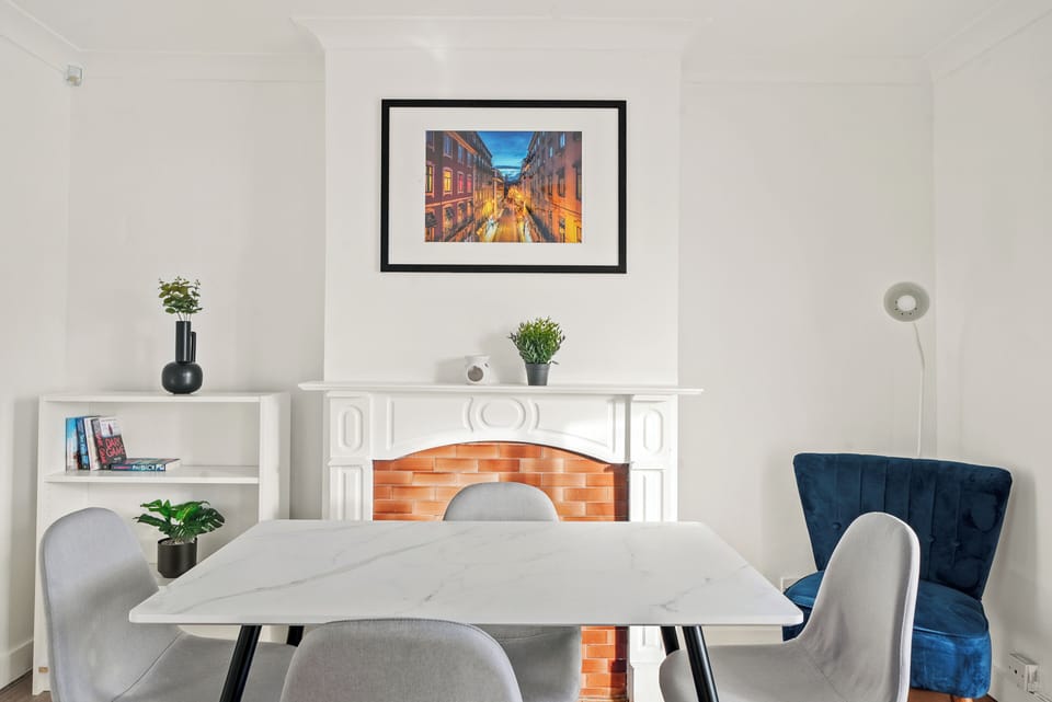 Apartment, 3 Bedrooms | Dining room