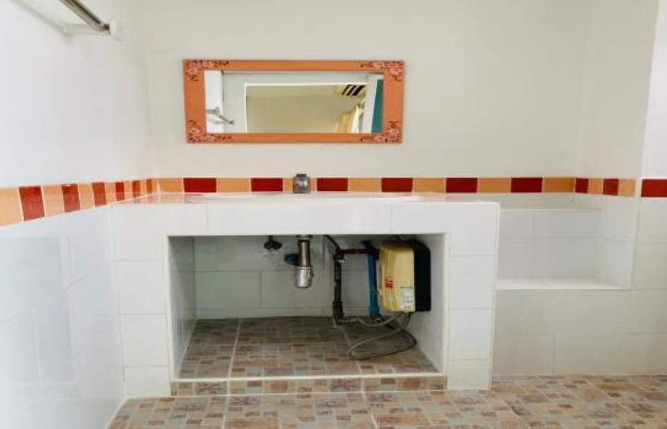 Family Suite | Bathroom | Shower, rainfall showerhead, free toiletries, towels