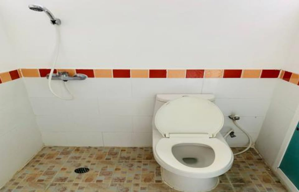 Standard Double Room | Bathroom | Shower, rainfall showerhead, free toiletries, towels