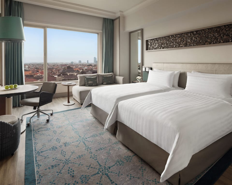 Hypo-allergenic bedding, in-room safe, desk, blackout drapes