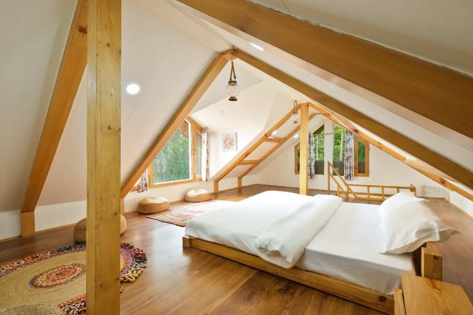 Traditional Room | Egyptian cotton sheets, premium bedding, desk, laptop workspace