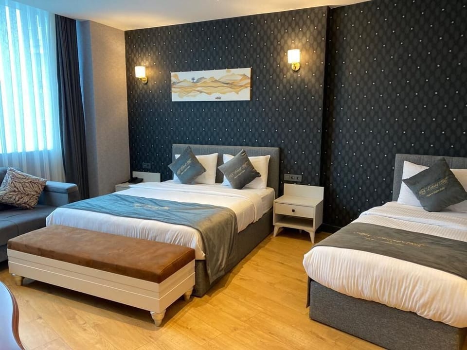 Family Suite | Minibar, in-room safe, blackout drapes, soundproofing