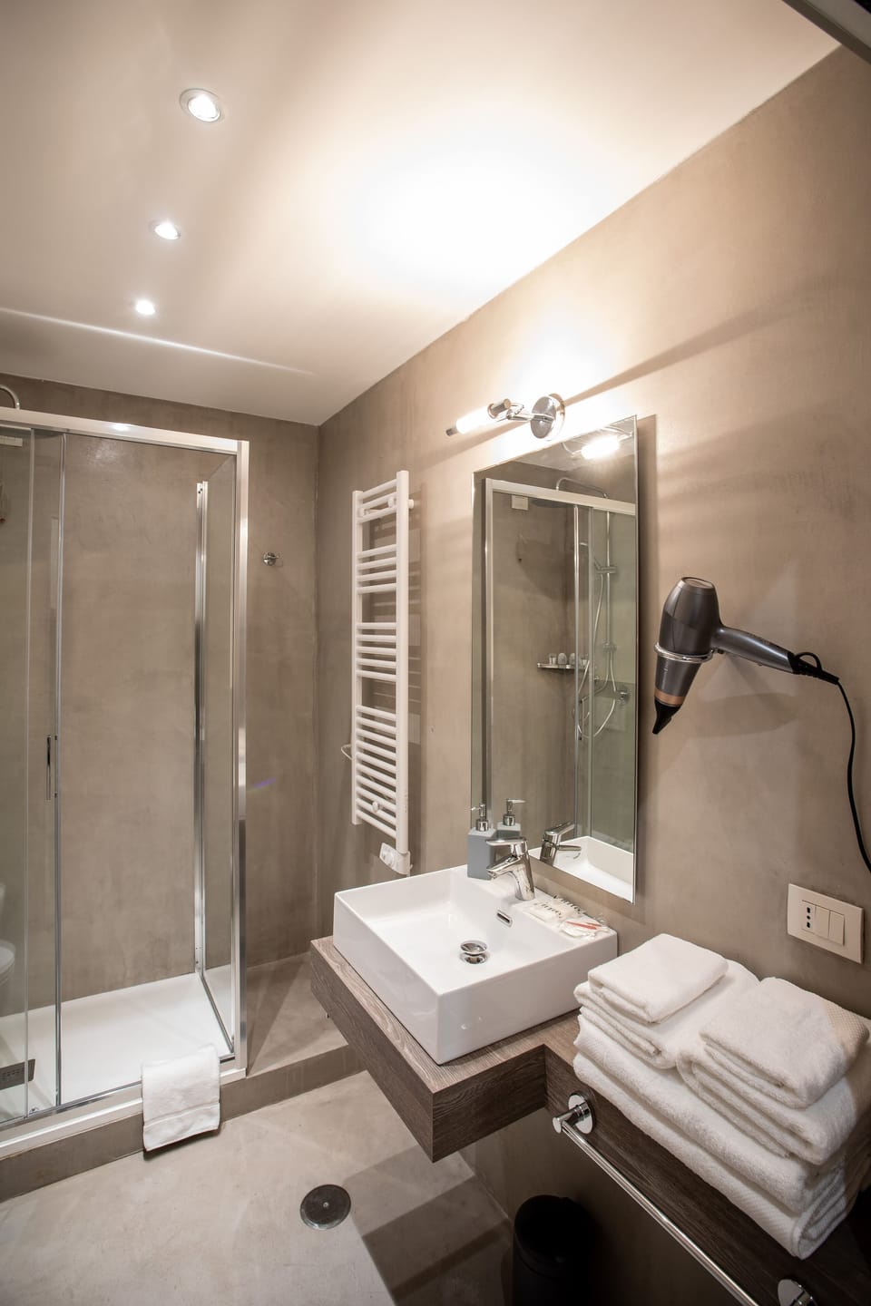 Panoramic Double Room | Bathroom | Shower, rainfall showerhead, hair dryer, bidet