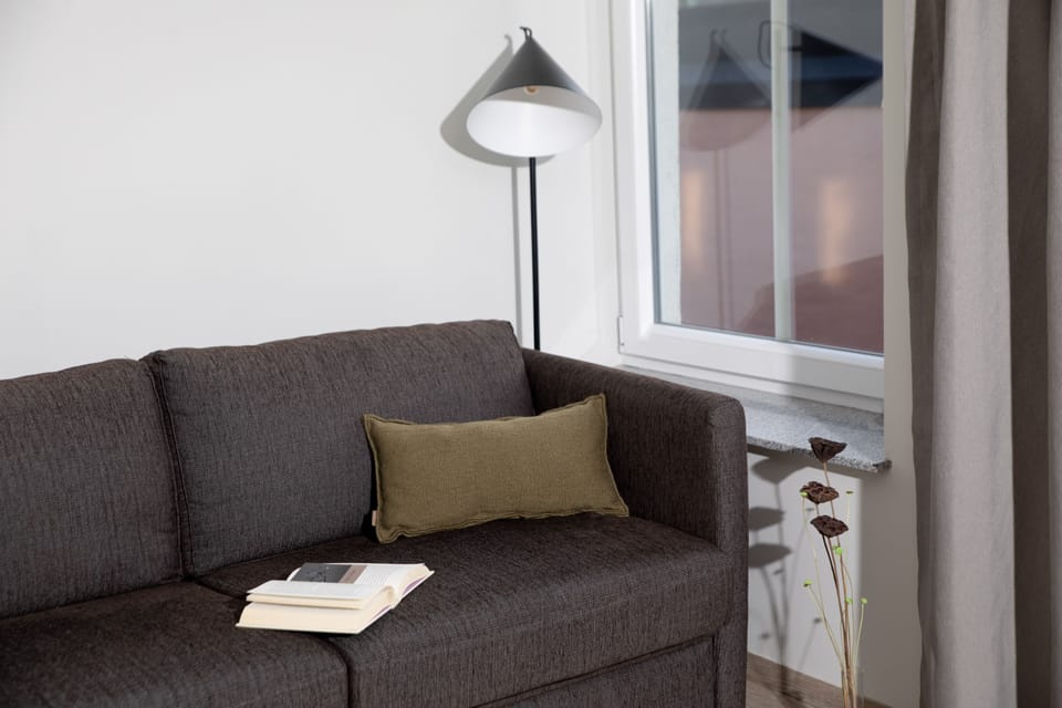 HomeyPlus | Desk, iron/ironing board, free WiFi, bed sheets