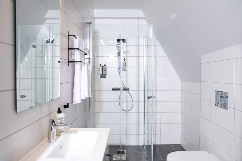 Pocket - Single | Bathroom | Shower, eco-friendly toiletries, towels, soap