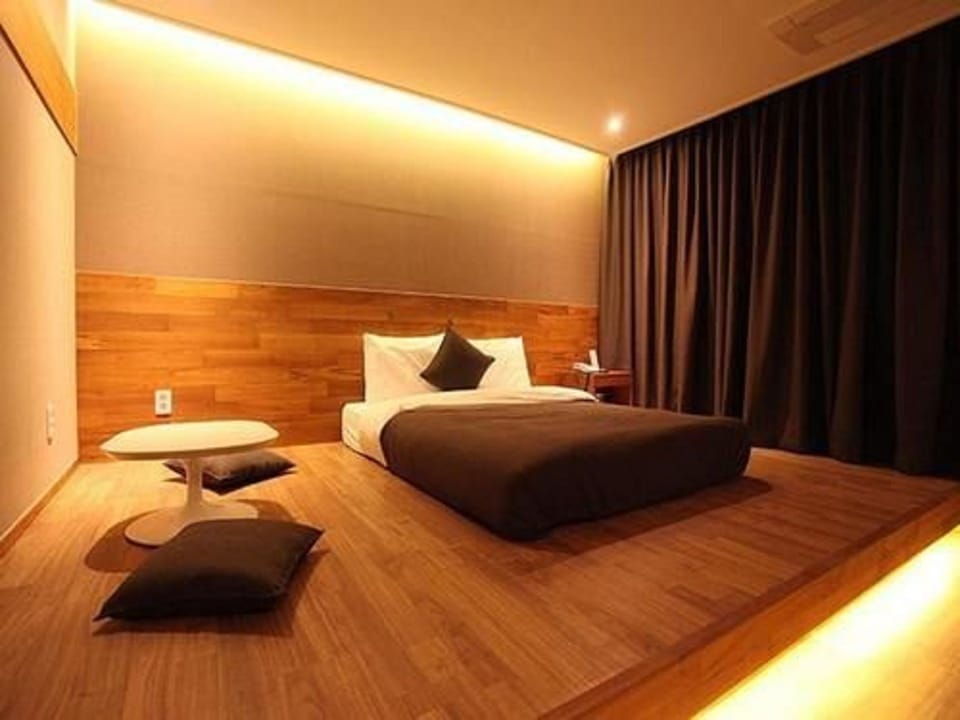 Standard Double Room | Desk, free WiFi, bed sheets