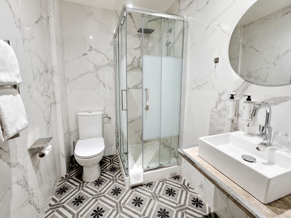 Junior Room | Bathroom | Shower, towels, soap, shampoo