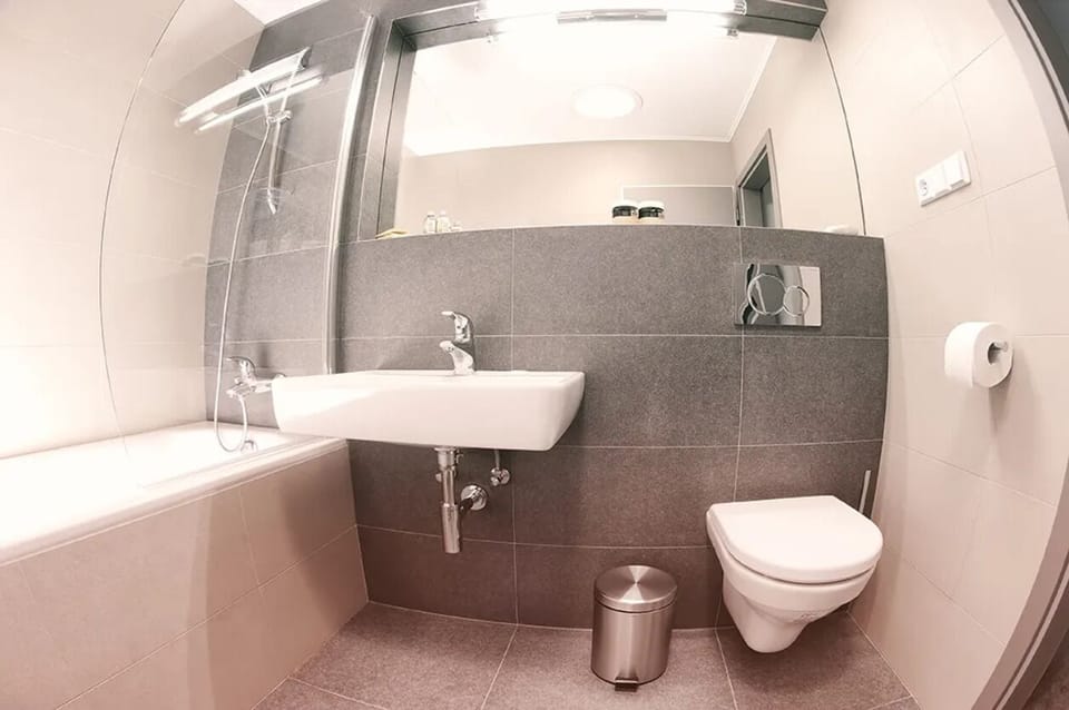Deluxe Suite, 2 Bedrooms | Bathroom | Shower, free toiletries, hair dryer, towels