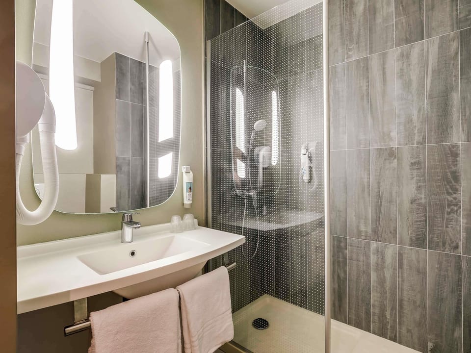Standard Double Room, 1 Double Bed | Premium bedding, in-room safe, desk, soundproofing