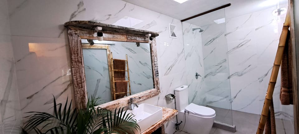 Deluxe Studio, 1 King Bed, Pool Access | Bathroom | Shower, rainfall showerhead, soap, shampoo