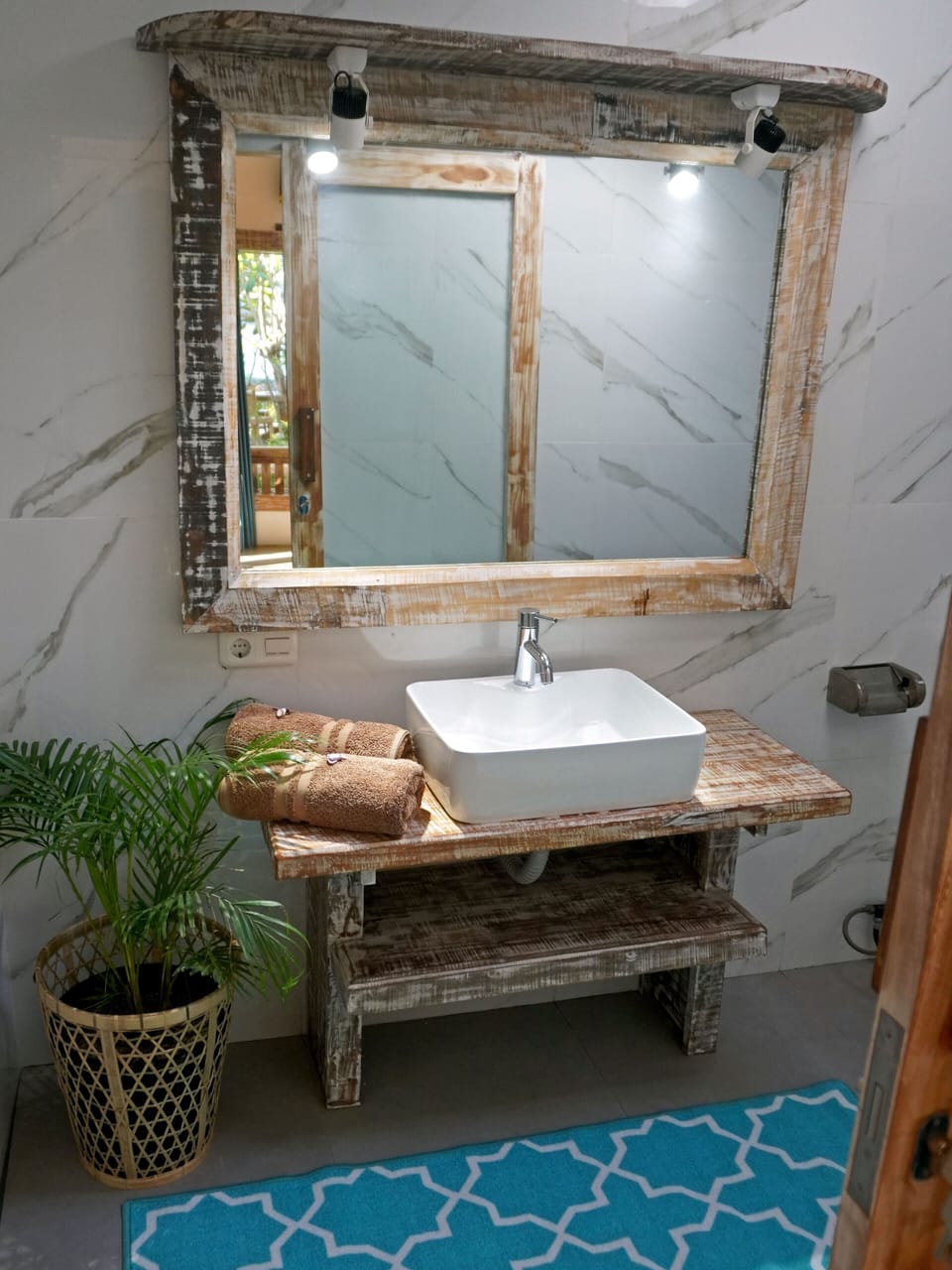 Deluxe Studio, 1 King Bed, Pool Access | Bathroom | Shower, rainfall showerhead, soap, shampoo