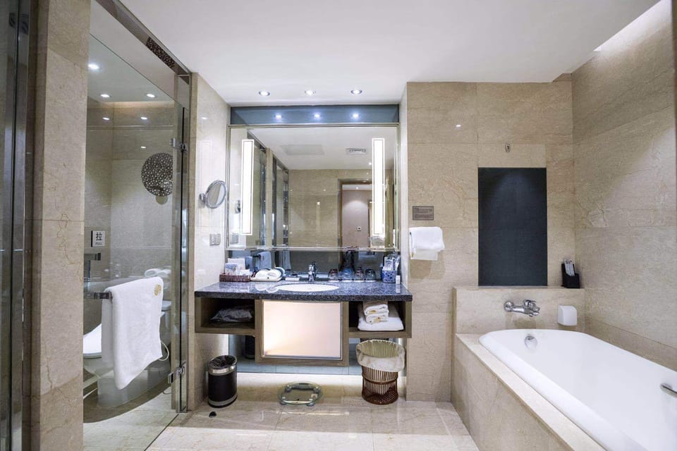 Premier Suite | Bathroom | Combined shower/tub, rainfall showerhead, free toiletries, hair dryer