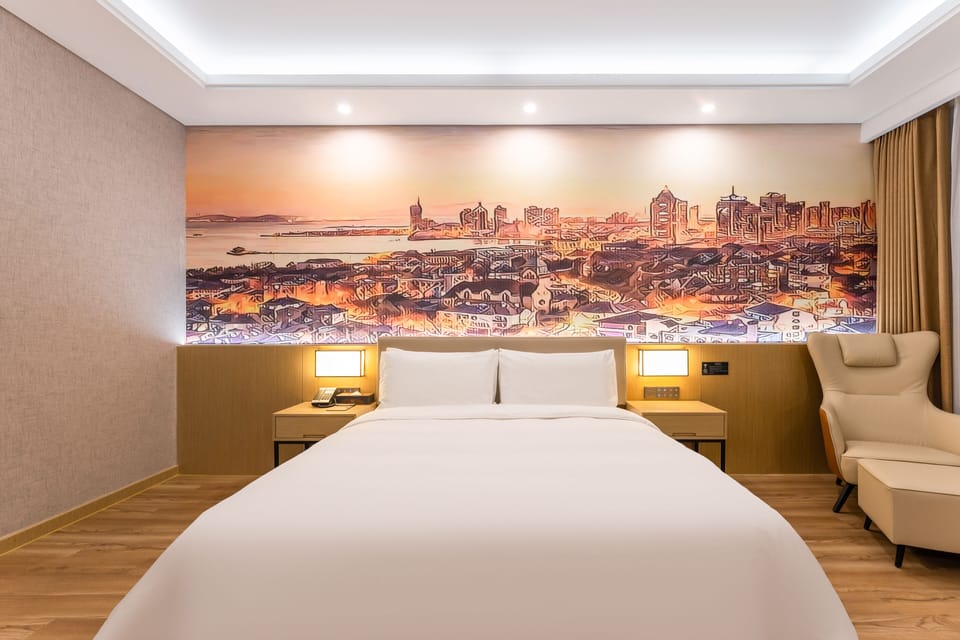 Deluxe Single Room | Egyptian cotton sheets, down comforters, desk, laptop workspace