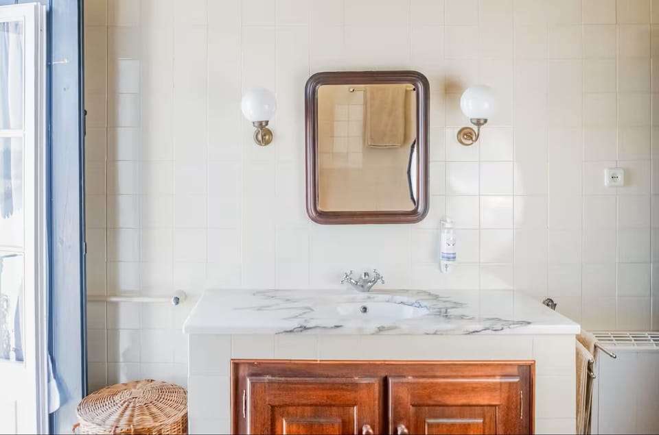 Shower, rainfall showerhead, free toiletries, hair dryer