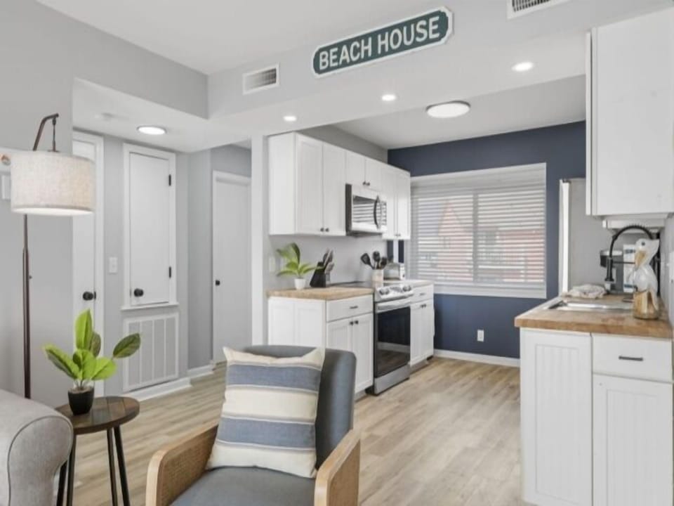 Condo, 1 Bedroom | Private kitchen | Fridge, oven, coffee/tea maker, toaster