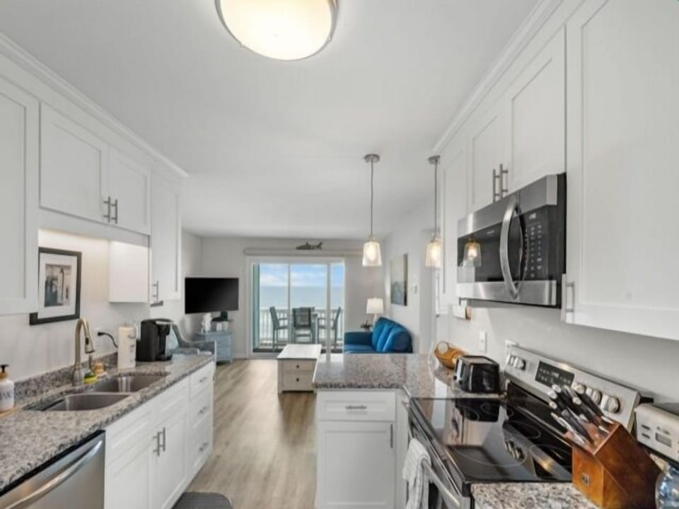 Condo, 1 Bedroom | Private kitchen | Fridge, oven, coffee/tea maker, toaster