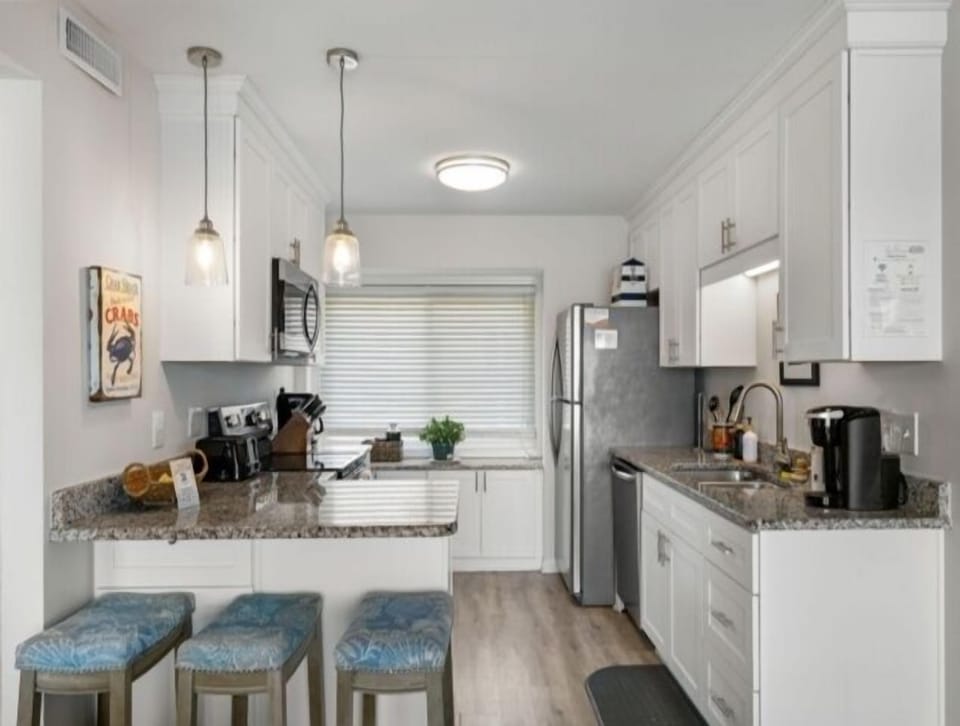 Condo, 1 Bedroom | Private kitchen | Fridge, oven, coffee/tea maker, toaster