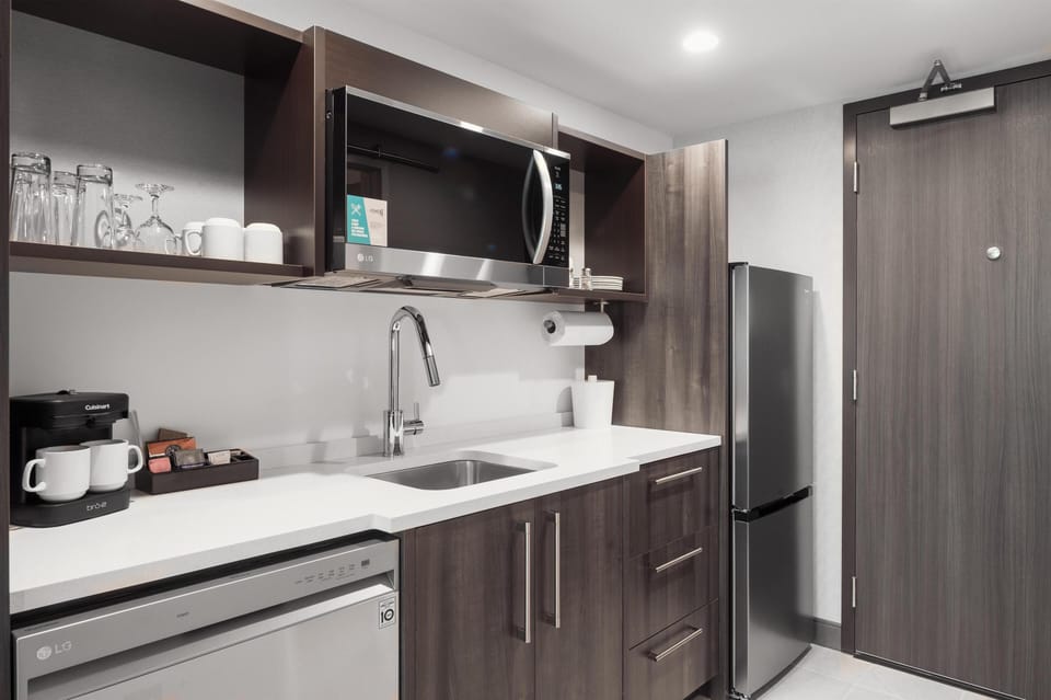 Full-size fridge, microwave, dishwasher, coffee/tea maker