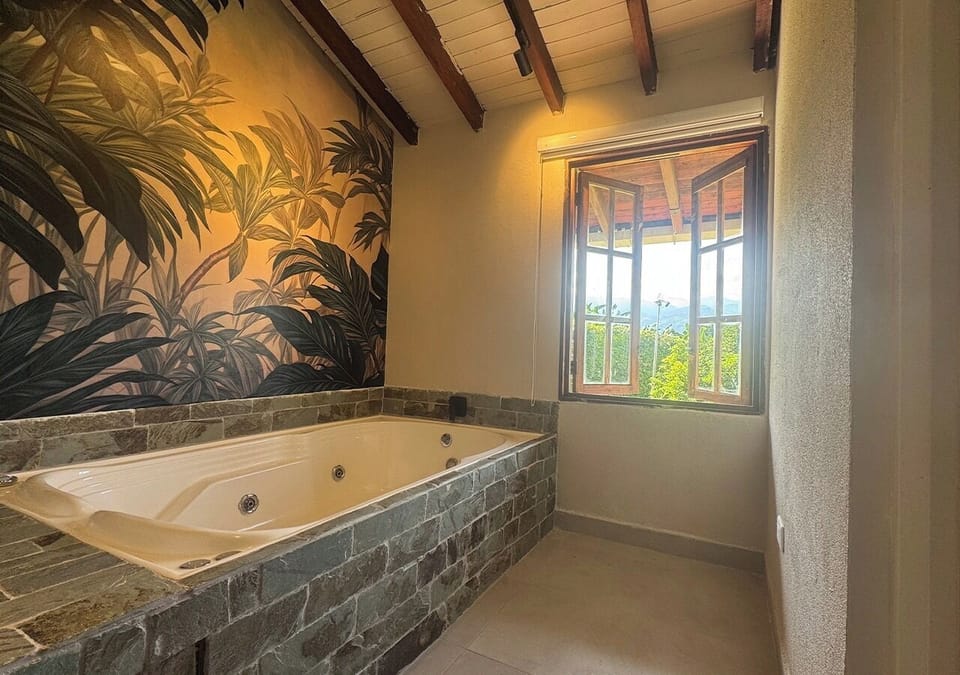 Habitacion Salento | Bathroom | Shower, rainfall showerhead, free toiletries, towels