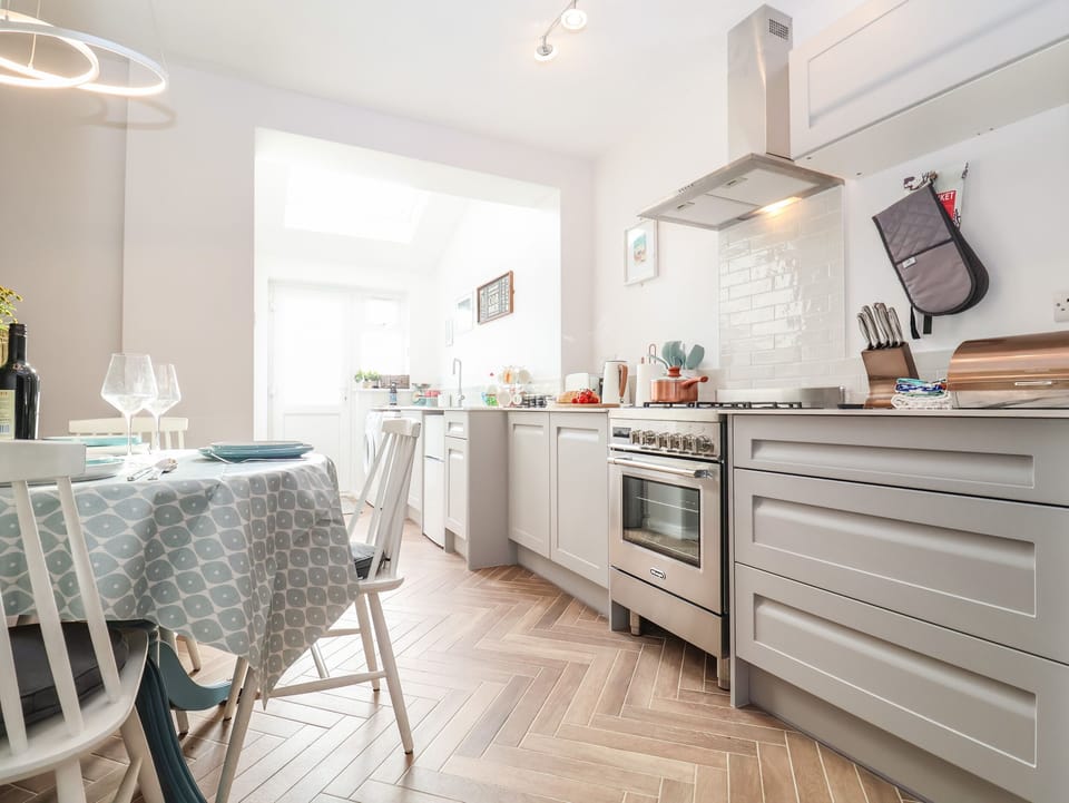 Cottage | Private kitchen | Fridge, dishwasher, electric kettle, toaster