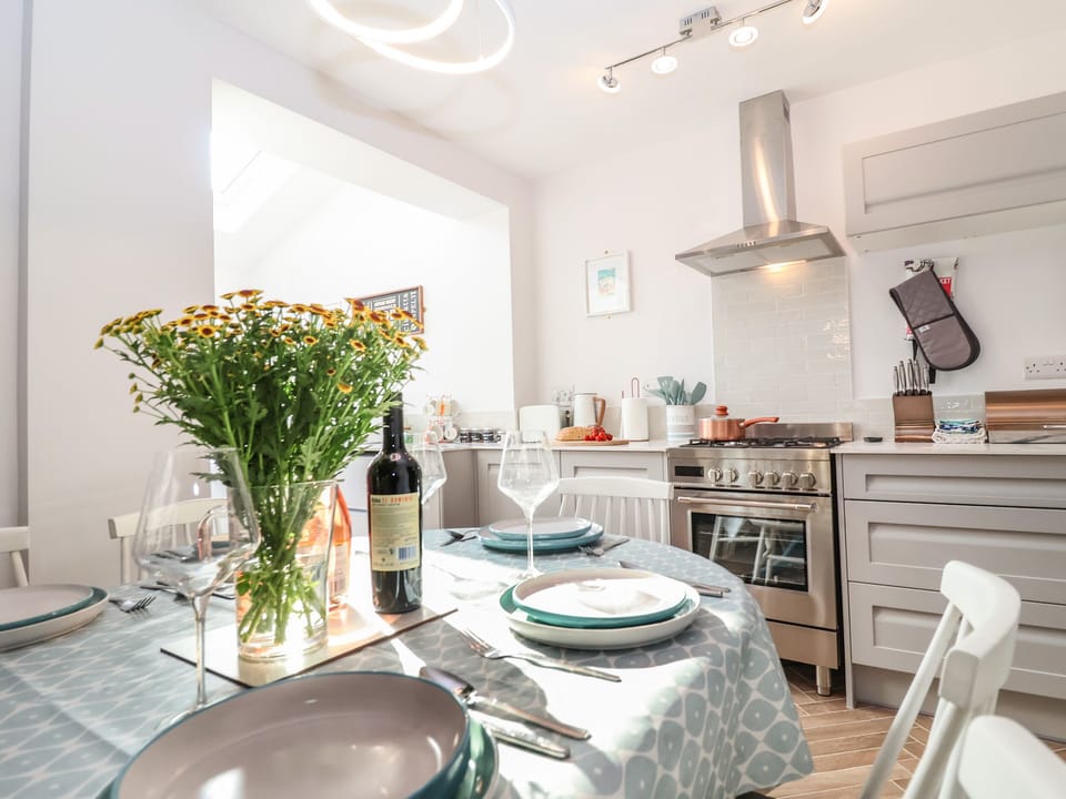 Cottage | Dining