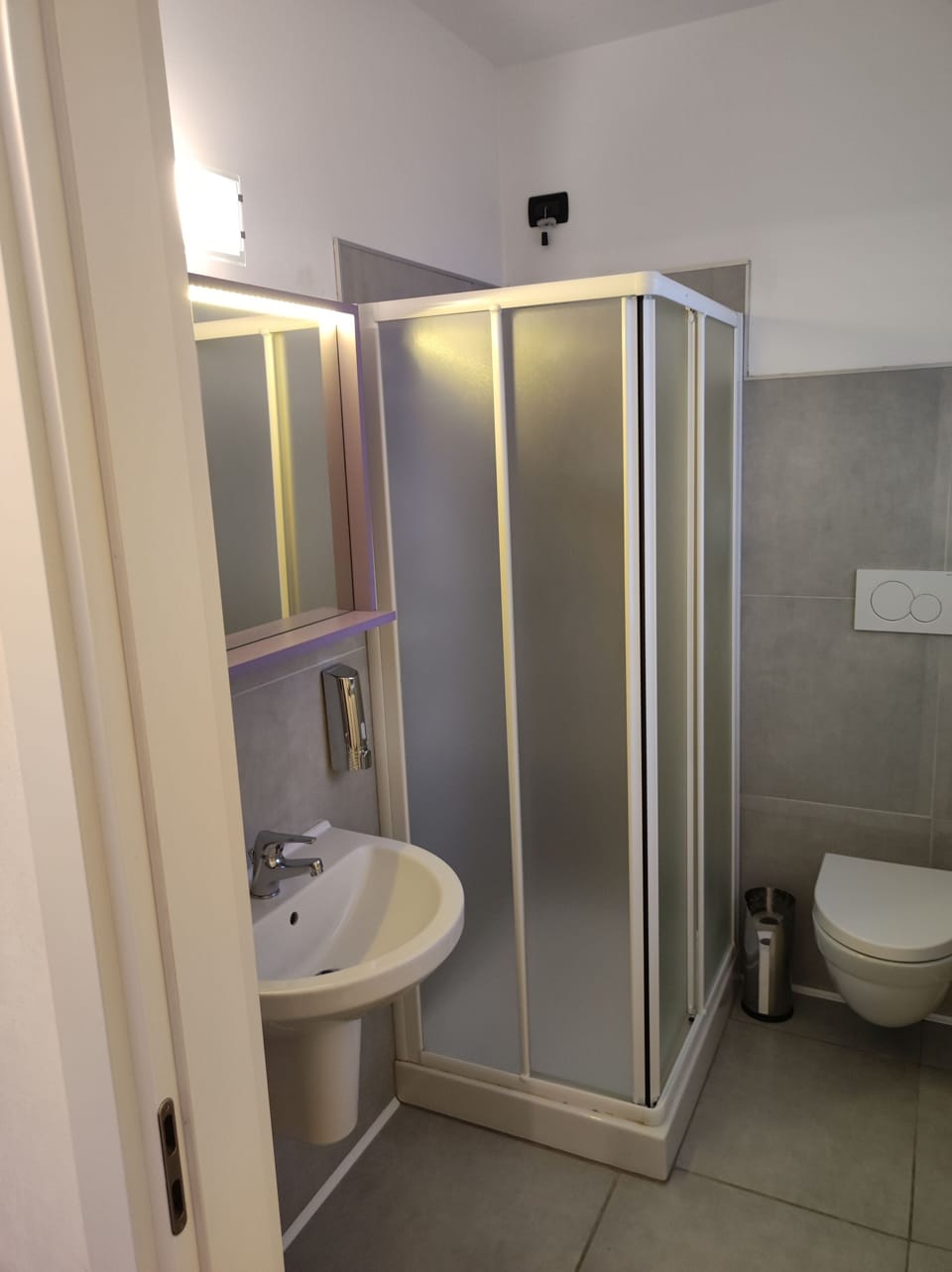 Standard Double or Twin Room | Bathroom | Shower, hair dryer, slippers, towels