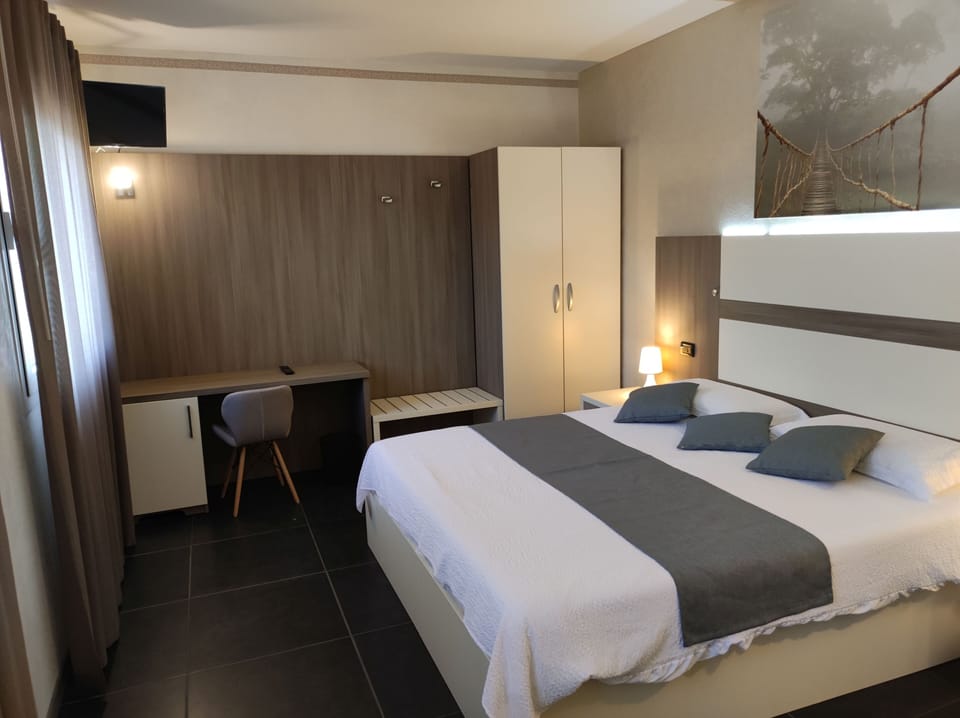 Superior Double or Twin Room | Desk, laptop workspace, soundproofing, WiFi (free)