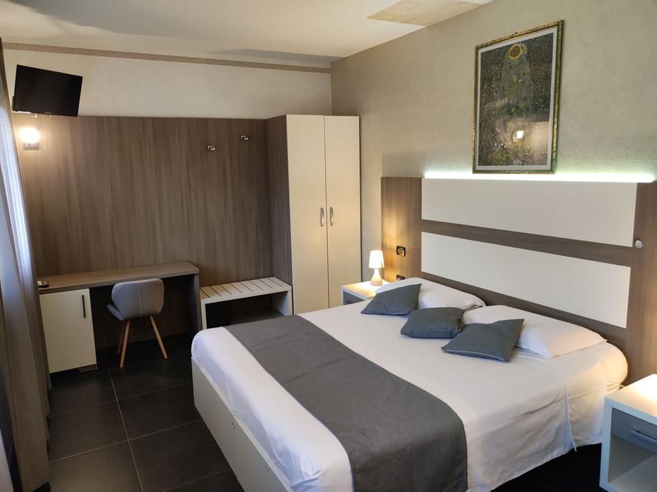 Standard Double or Twin Room | Desk, laptop workspace, soundproofing, WiFi (free)