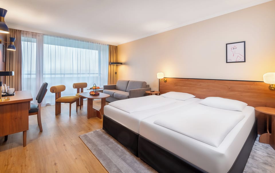 Business Double Room | In-room safe, desk, iron/ironing board, free WiFi