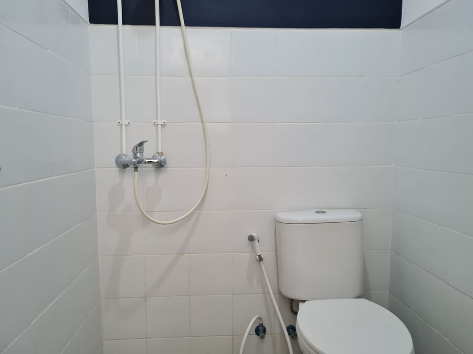 Family Room, 2 Bedrooms | Bathroom | Shower, hydromassage showerhead, hair dryer, towels