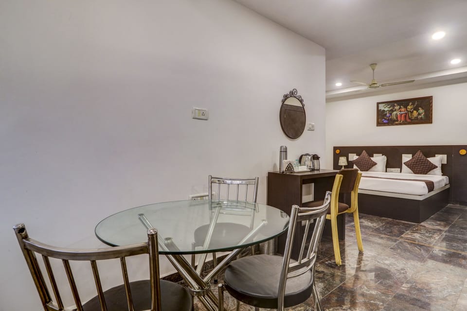 Business Suite, 1 Bedroom | In-room dining