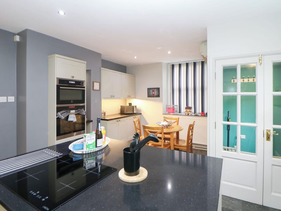 Cottage | Private kitchen | Fridge, dishwasher, electric kettle, toaster