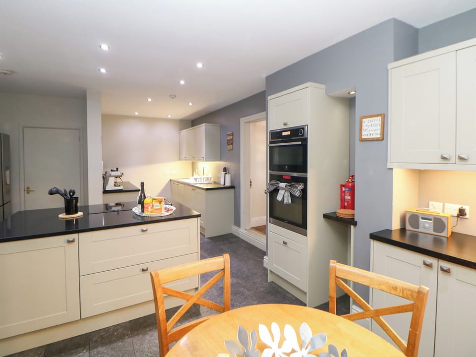 Cottage | Private kitchen | Fridge, dishwasher, electric kettle, toaster