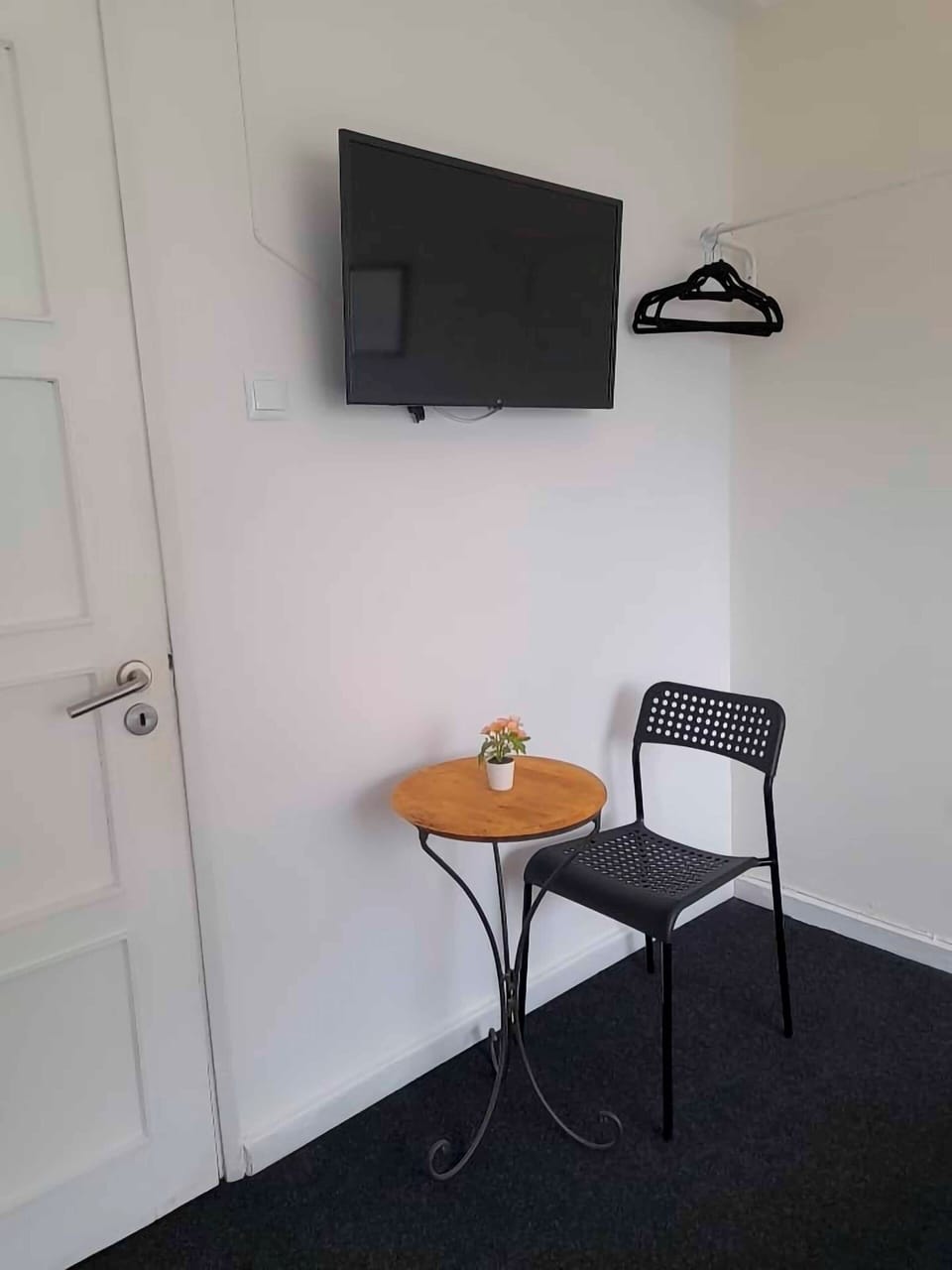 Double Room | WiFi (free), individually decorated, bed sheets