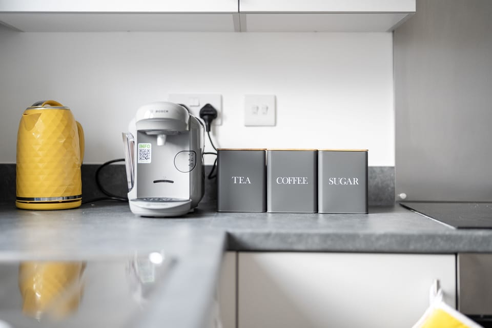 Full-size fridge, microwave, oven, toaster