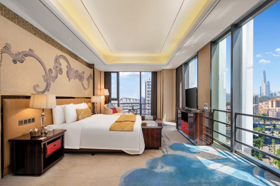 Deluxe Suite | Premium bedding, minibar, in-room safe, blackout drapes