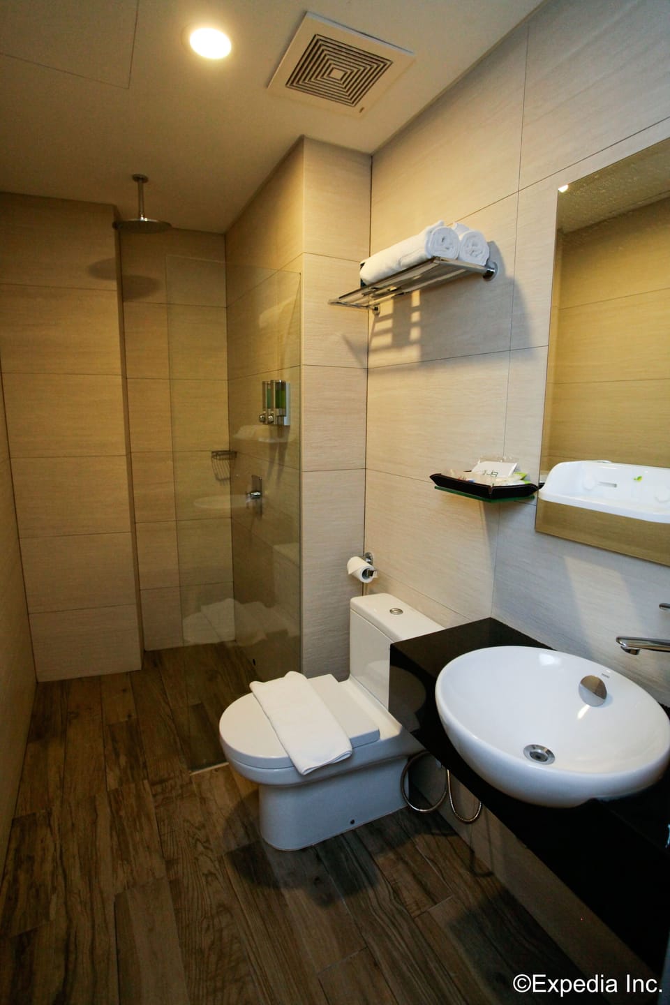 Shower, rainfall showerhead, free toiletries, hair dryer