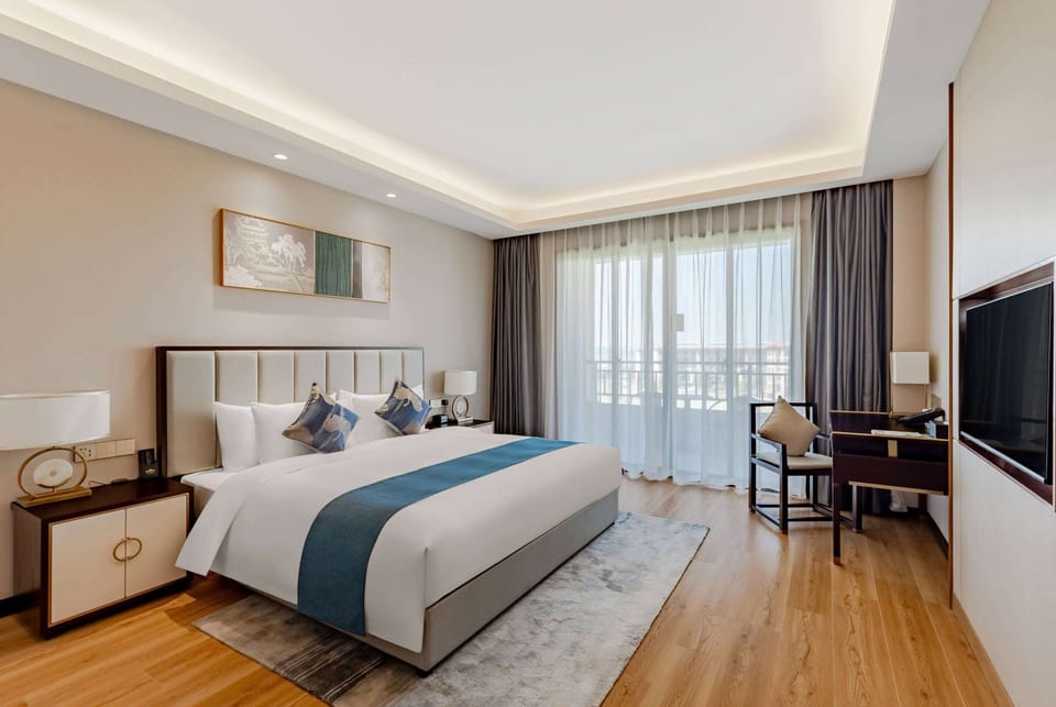Deluxe Room, 1 King Bed, Smoking, Lake View | Free WiFi