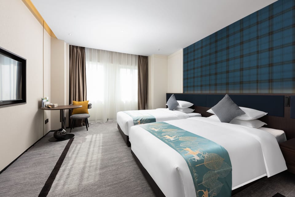 Premium bedding, down comforters, pillowtop beds, minibar (free items)
