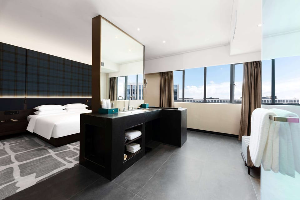 Executive Suite, 1 King Bed, Non Smoking | Premium bedding, down comforters, pillowtop beds, minibar (free items)