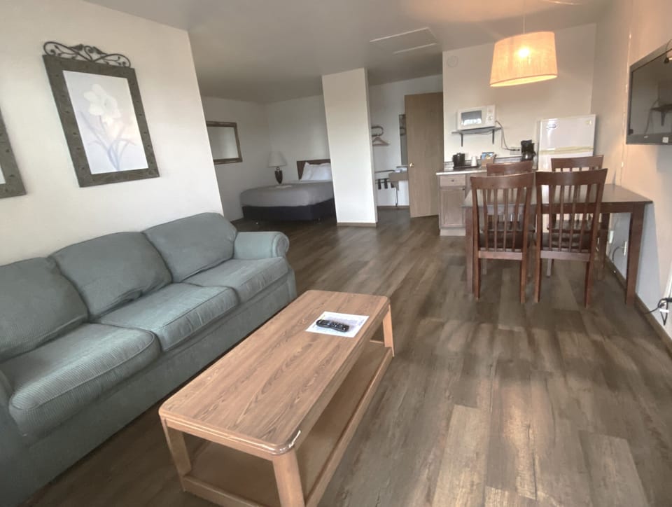 Junior Suite | Desk, laptop workspace, iron/ironing board, free WiFi