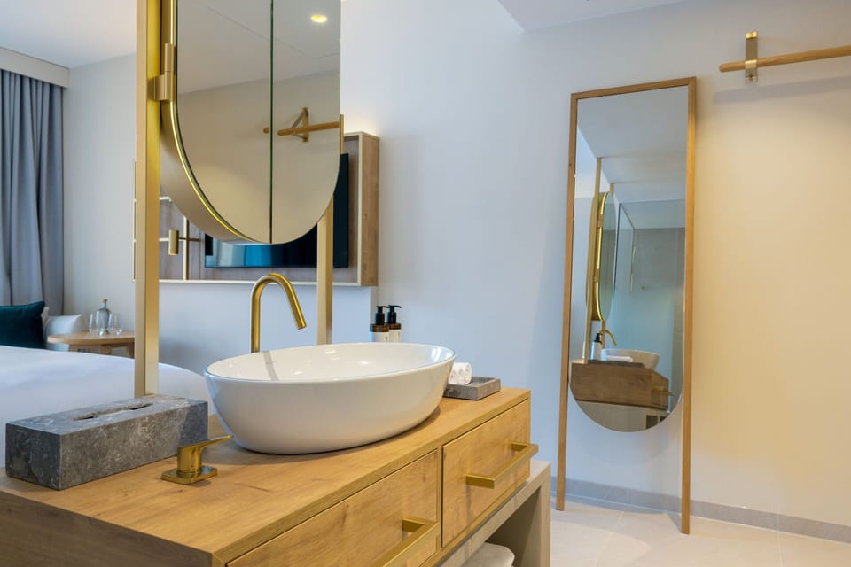 Hair dryer, bathrobes, slippers, heated floors (bathroom)