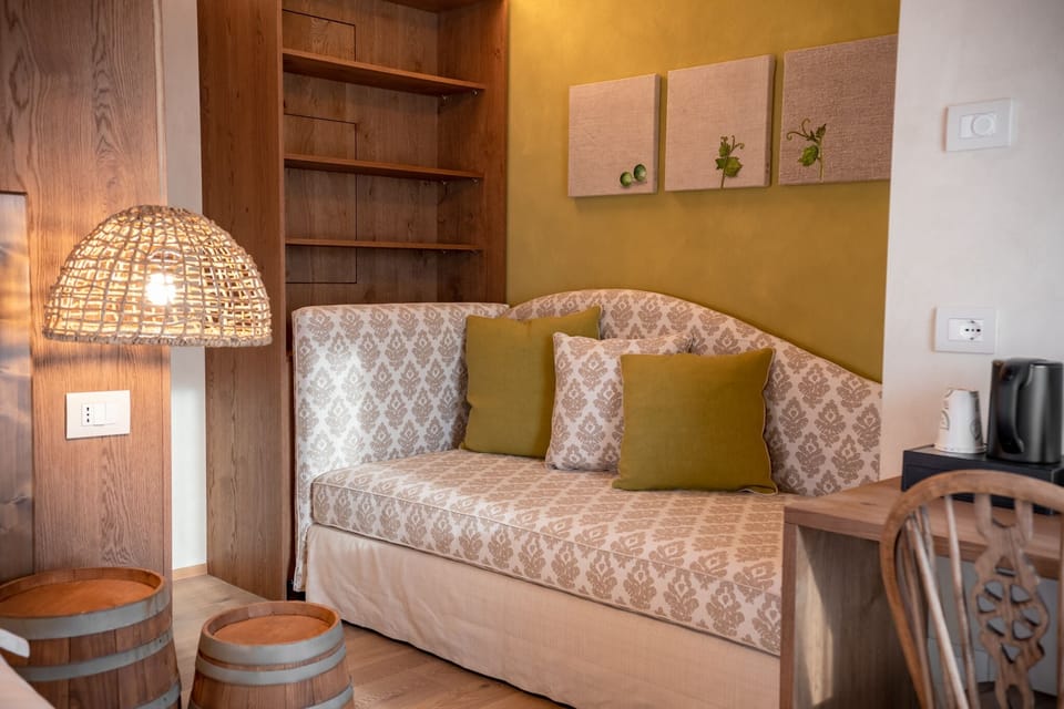 Romantic Room, Vineyard View | Minibar, desk, cribs (surcharge), WiFi (free)