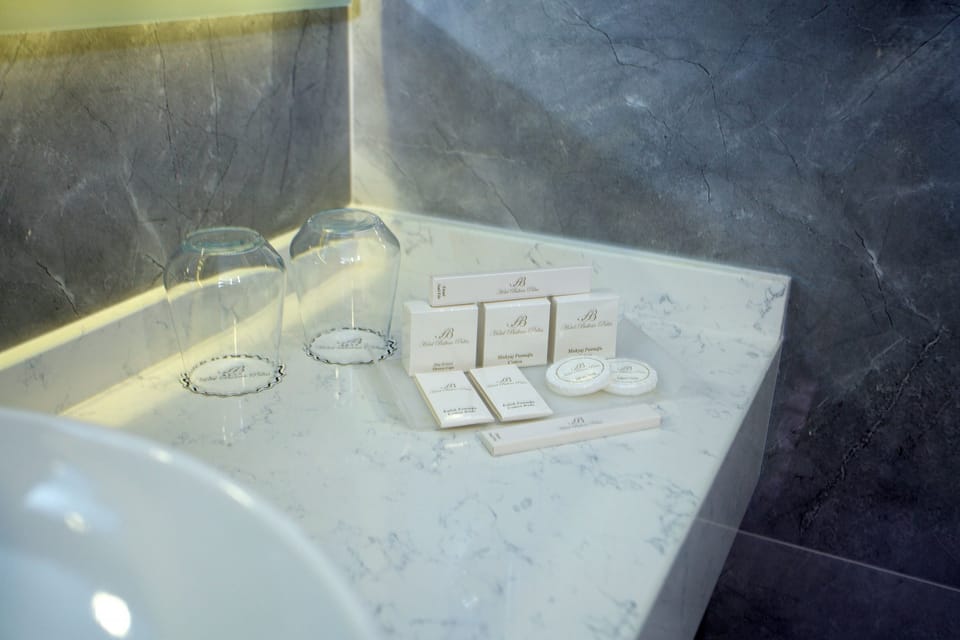 Deluxe Room | Bathroom | Shower, hair dryer, slippers, towels