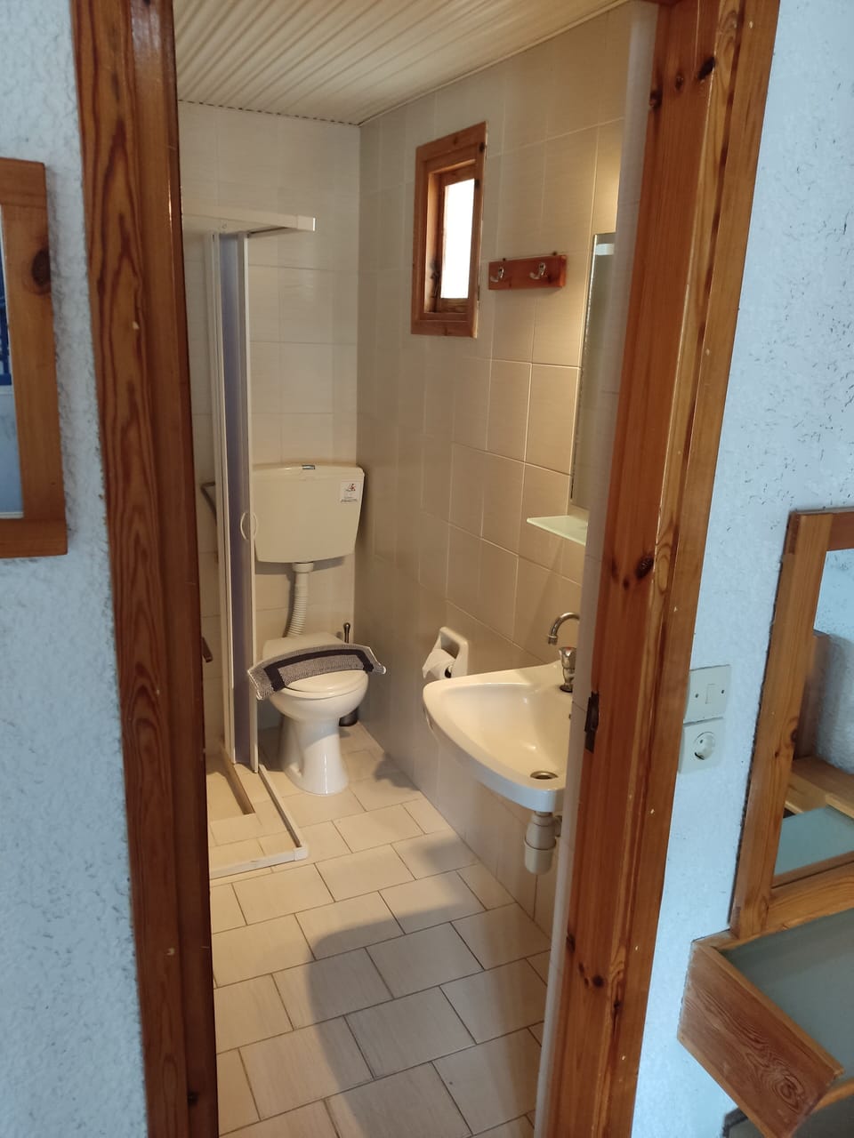 Basic Double or Twin Room | Bathroom | Shower, free toiletries, hair dryer, towels