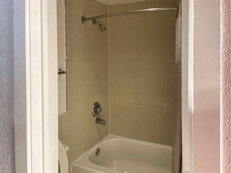 Combined shower/tub, free toiletries, towels
