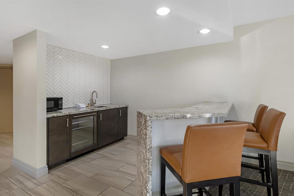 Suite, 1 King Bed, Non Smoking, Balcony | Premium bedding, pillowtop beds, in-room safe, desk