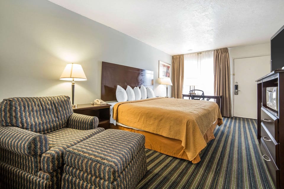 Standard Room, 1 King Bed, Non Smoking | Blackout drapes, iron/ironing board, free WiFi, bed sheets