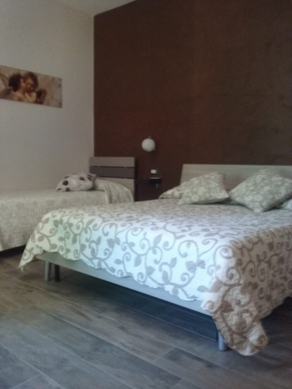 Comfort Room | Desk, free WiFi